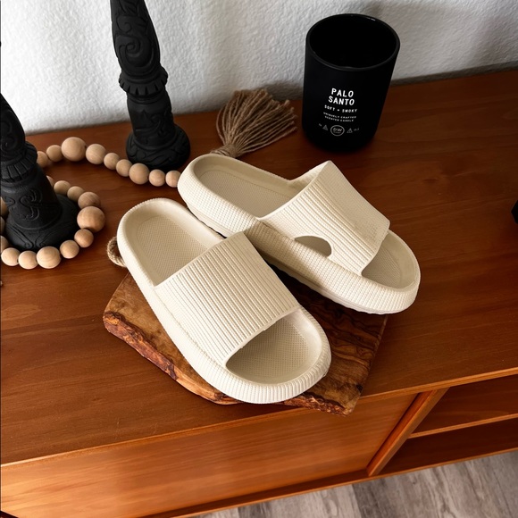 Shoes - CREAM CLOUD SLIDES SIZE 6